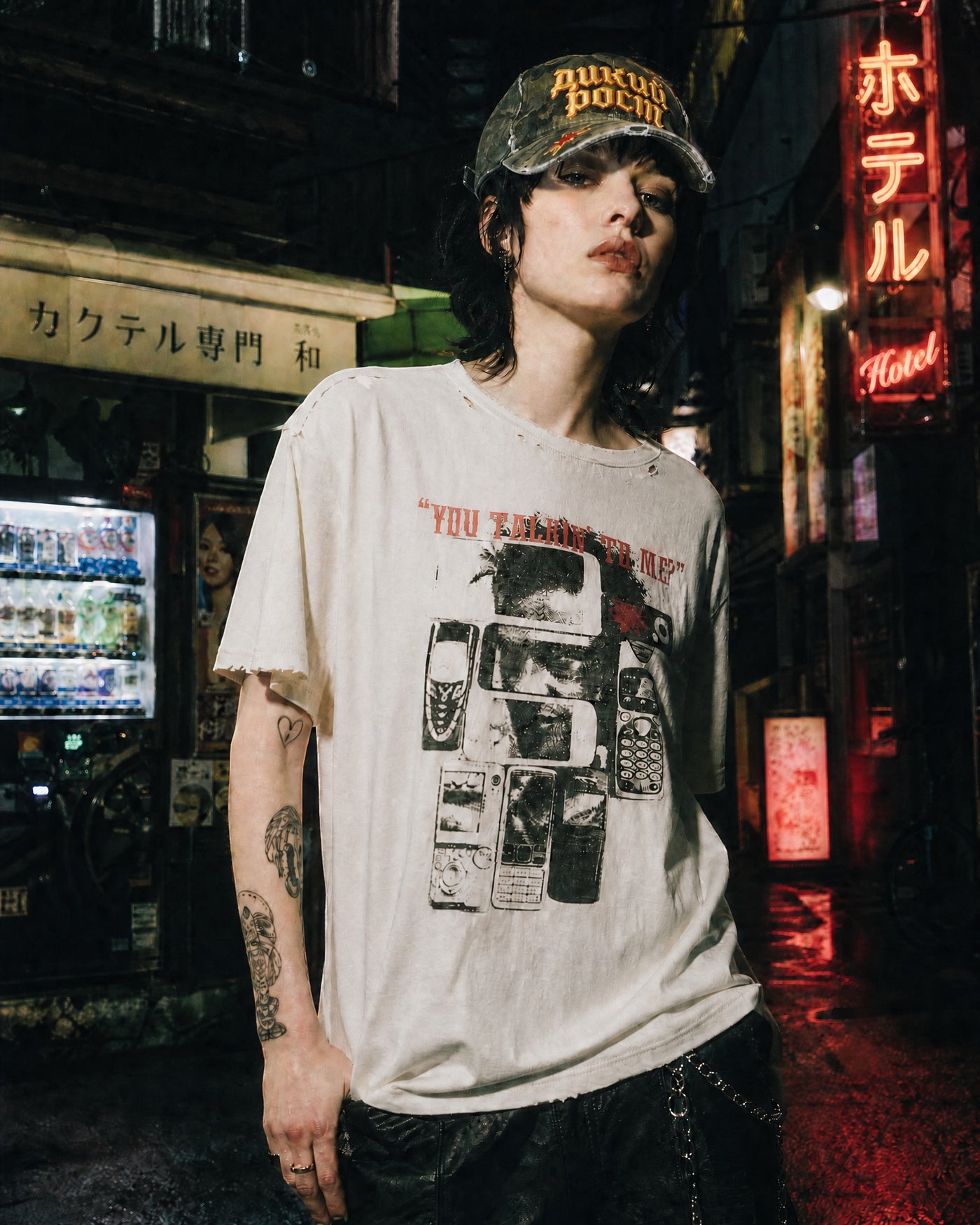 ANTIPROMINDのダメージ加工が施されたヴィンテージ風グラフィックTシャツを着用したモデル