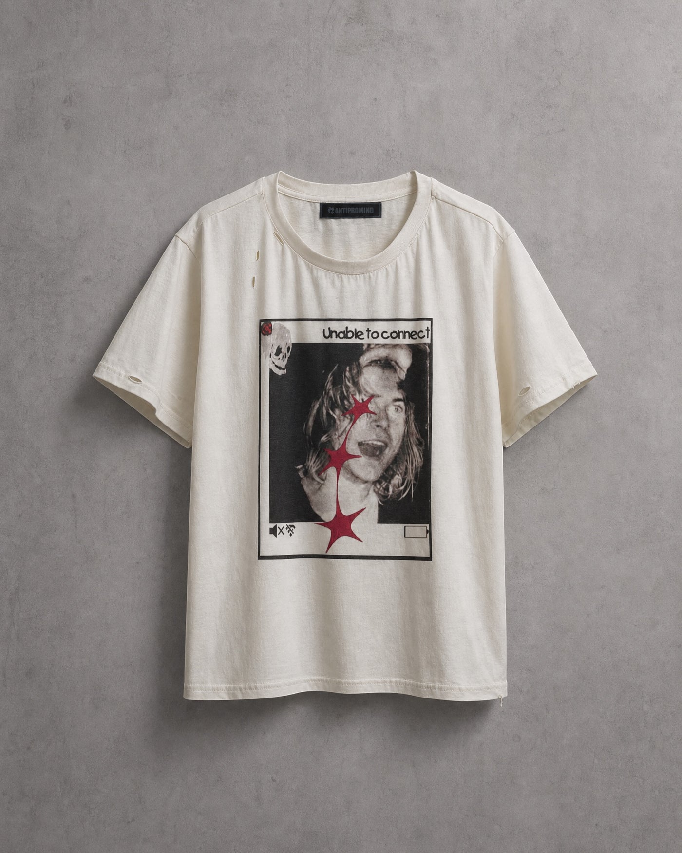 ANTIPROMINDのダメージ加工が施されたオフホワイトのコットン製RockStarグラフィックTシャツ