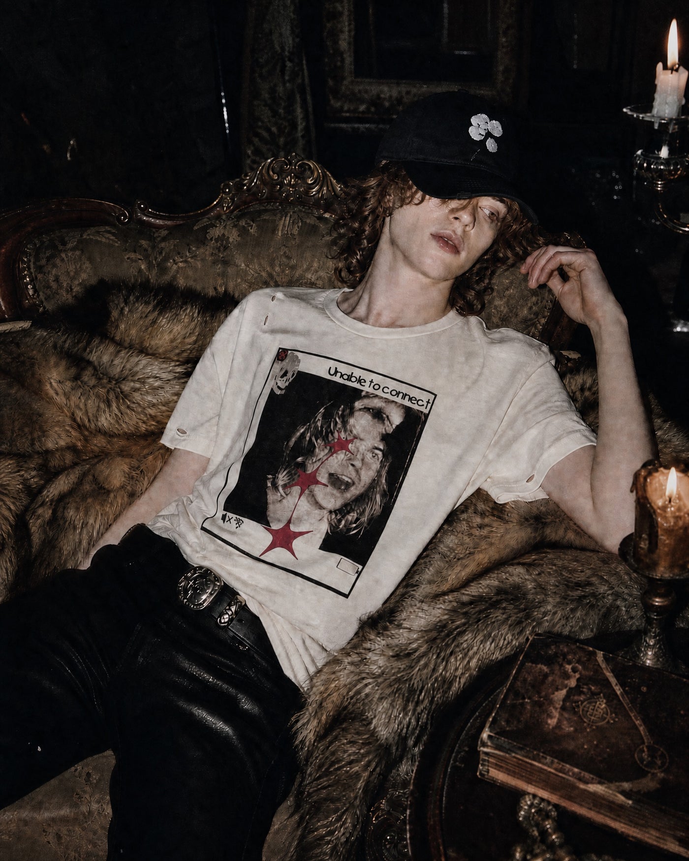 ANTIPROMINDのダメージ加工が施されたヴィンテージ風グラフィックTシャツを着用したモデル