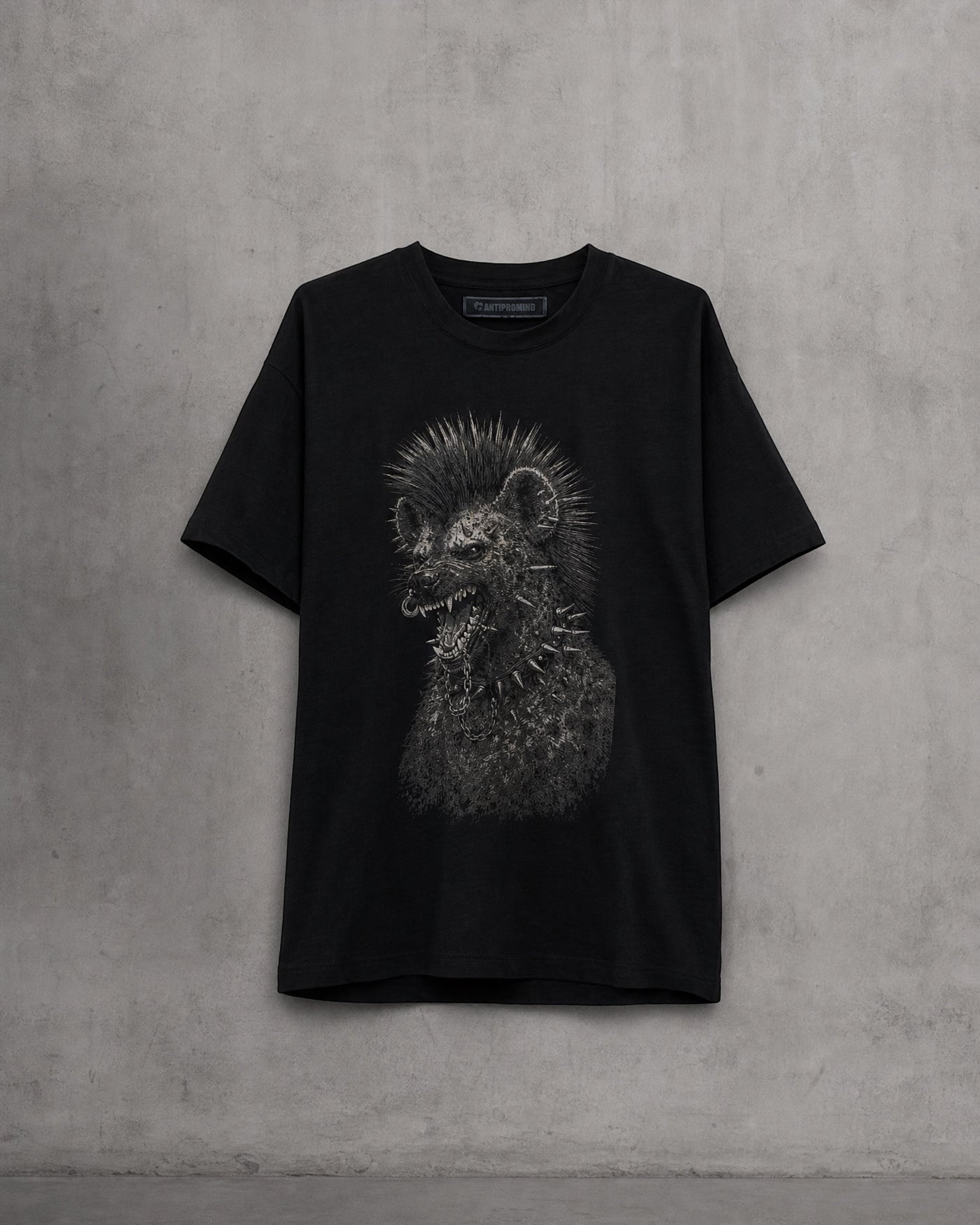 ANTIPROMINDのパンクなハイエナグラフィックがプリントされた、上質な黒の天竺コットン製リラックスフィットTシャツ