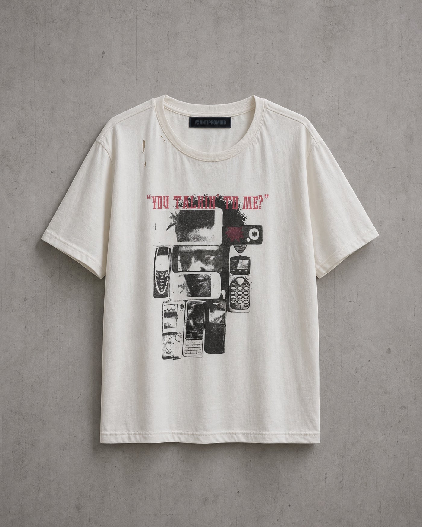 ANTIPROMINDのヴィンテージ風ダメージ加工が施されたオフホワイトのコットン製グラフィックTシャツ