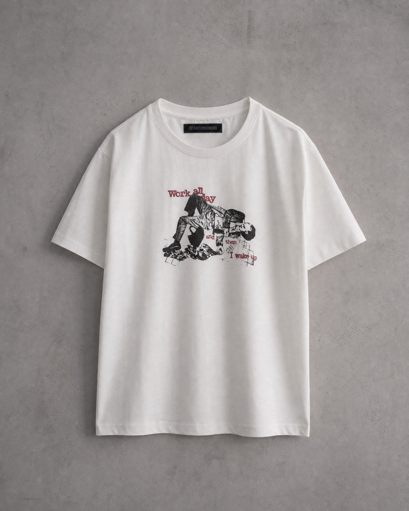 ANTIPROMINDのホワイト天竺コットンTシャツ。フロントにヴィンテージ風のグラフィックプリントが施されたリラックスフィットの半袖Tシャツ。
